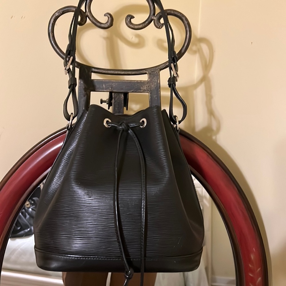 Authentic Louis Vuitton Handbag Noe SMOKE FREE NO ODORS